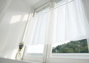 明るい玄関にできるドアリフォームの企業